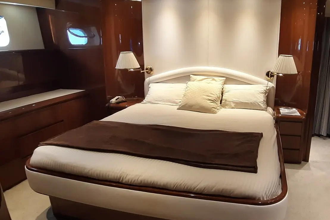 Falcon 80S, cubierta de popa — Alquiler De Yates Barcelona, Barcelona. Velocidad deportiva y cuatro camarotes frente a Barcelona
