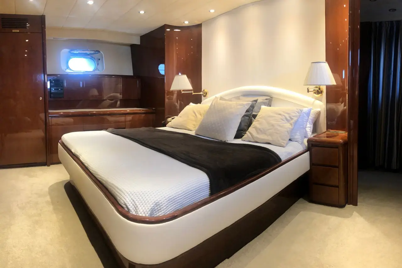 Falcon 80S, salón — Alquiler De Yates Barcelona, Barcelona. Velocidad deportiva y cuatro camarotes frente a Barcelona