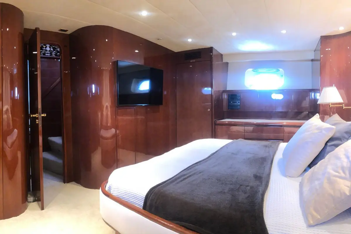 Falcon 80S, camarote principal — Alquiler De Yates Barcelona, Barcelona. Velocidad deportiva y cuatro camarotes frente a Barcelona