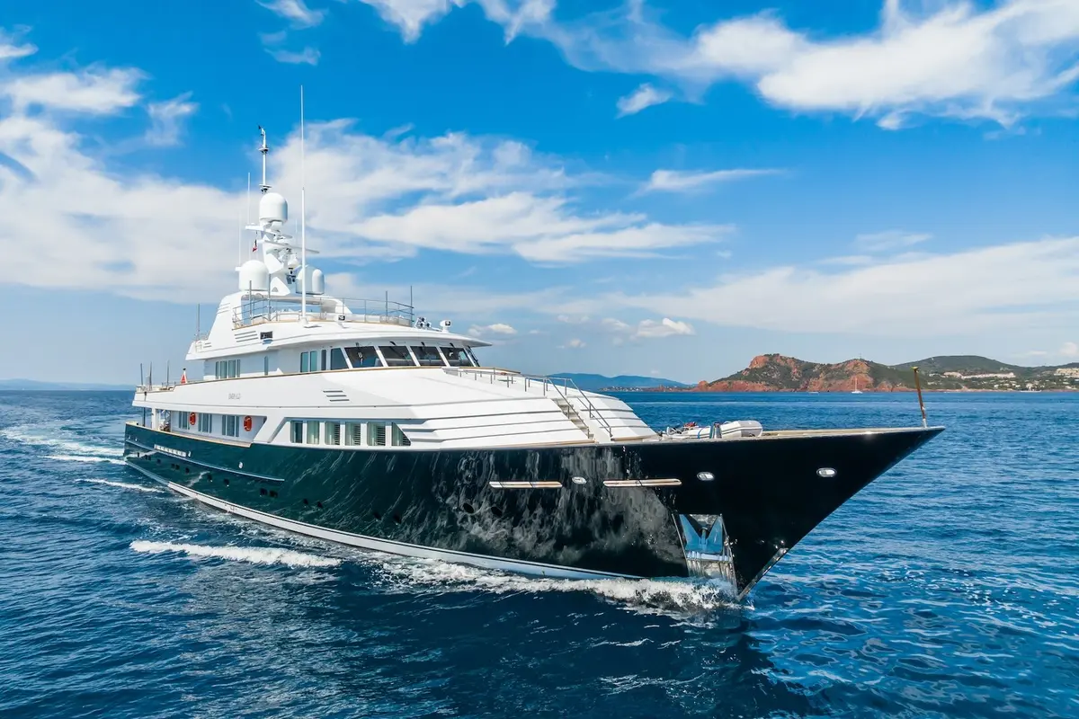 Emerald — Alquiler De Yates Barcelona, Barcelona. Seis camarotes y cubiertas amplias con rumbo a Baleares