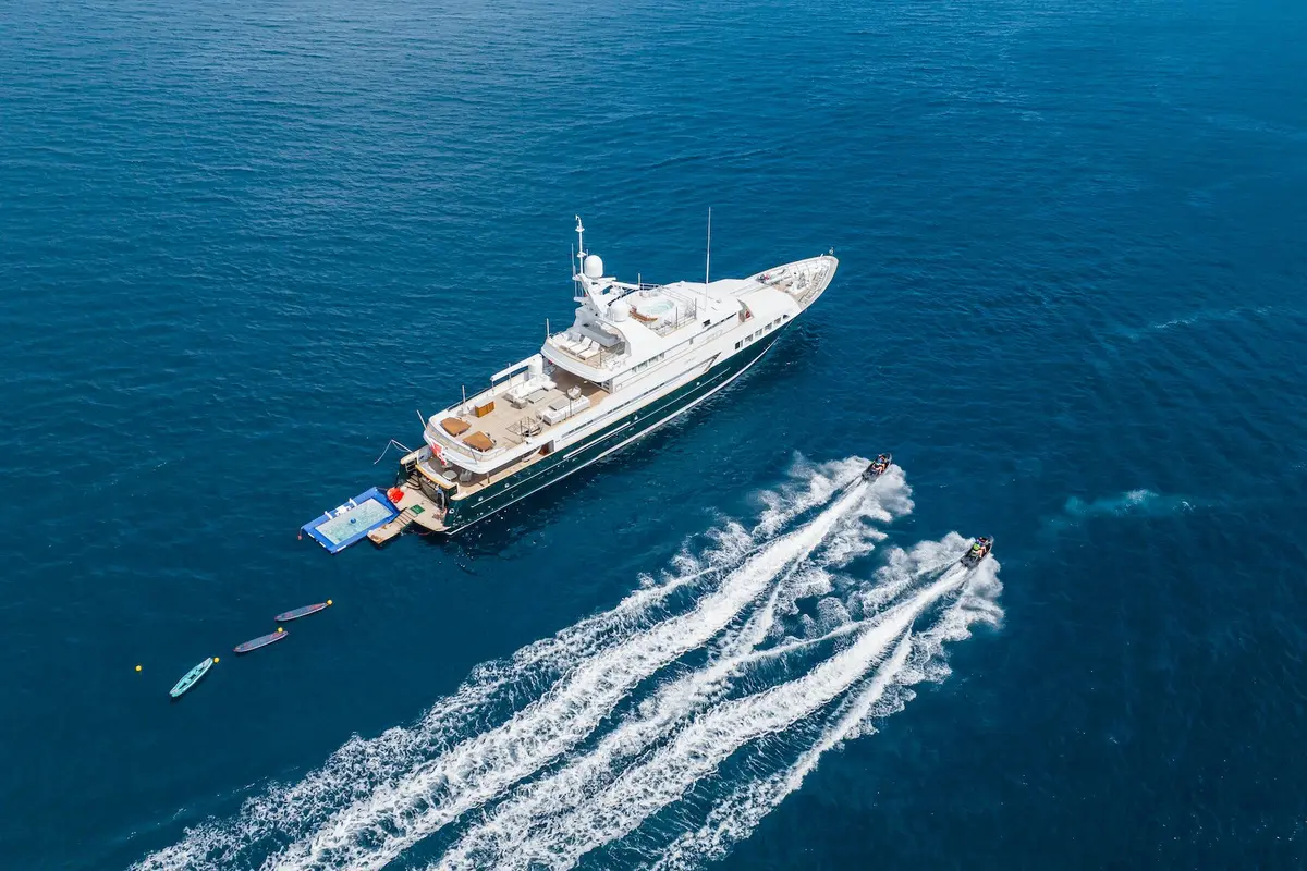 Emerald, exterior — Alquiler De Yates Barcelona, Barcelona. Seis camarotes y cubiertas amplias con rumbo a Baleares