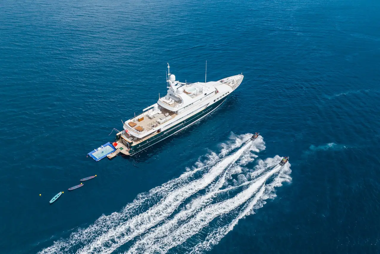 Emerald, exterior — Alquiler De Yates Barcelona, Barcelona. Seis camarotes y cubiertas amplias con rumbo a Baleares
