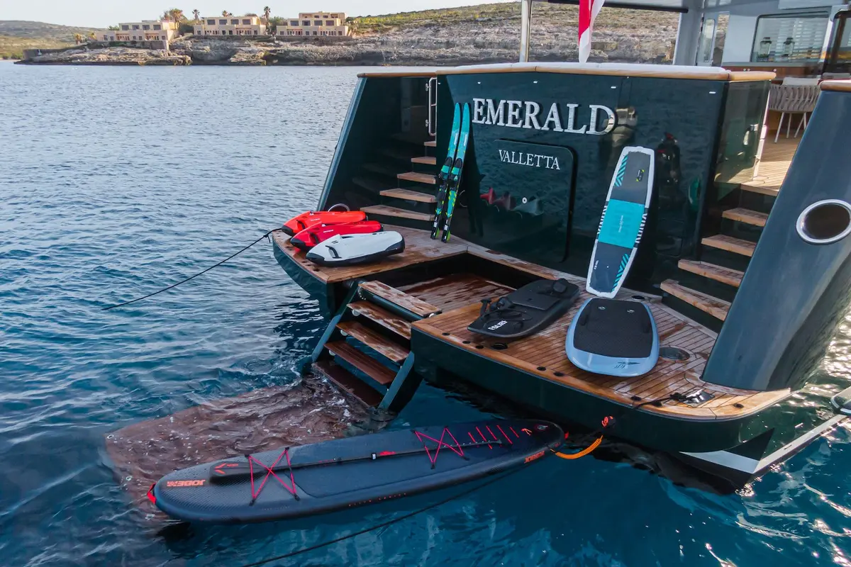 Emerald, salón — Alquiler De Yates Barcelona, Barcelona. Seis camarotes y cubiertas amplias con rumbo a Baleares