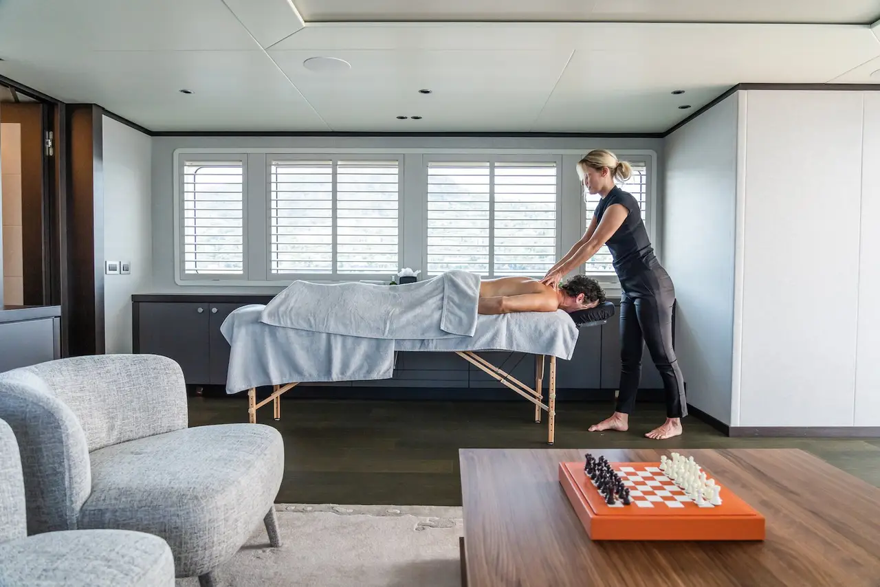 Emerald, camarote principal — Alquiler De Yates Barcelona, Barcelona. Seis camarotes y cubiertas amplias con rumbo a Baleares