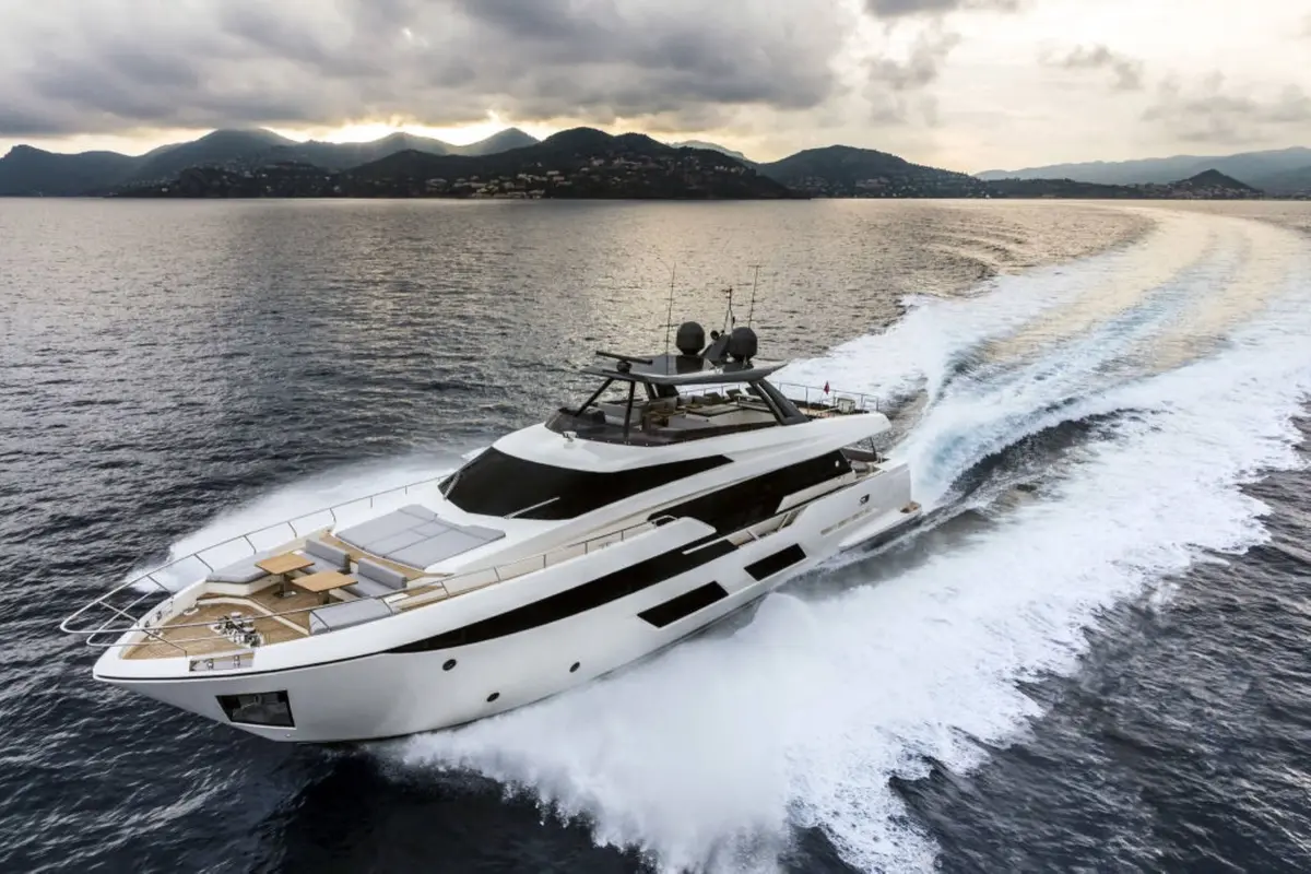 Ferretti 920, exterior — Alquiler De Yates Barcelona, Barcelona. Veintiocho metros para recorrer la costa sin prisas