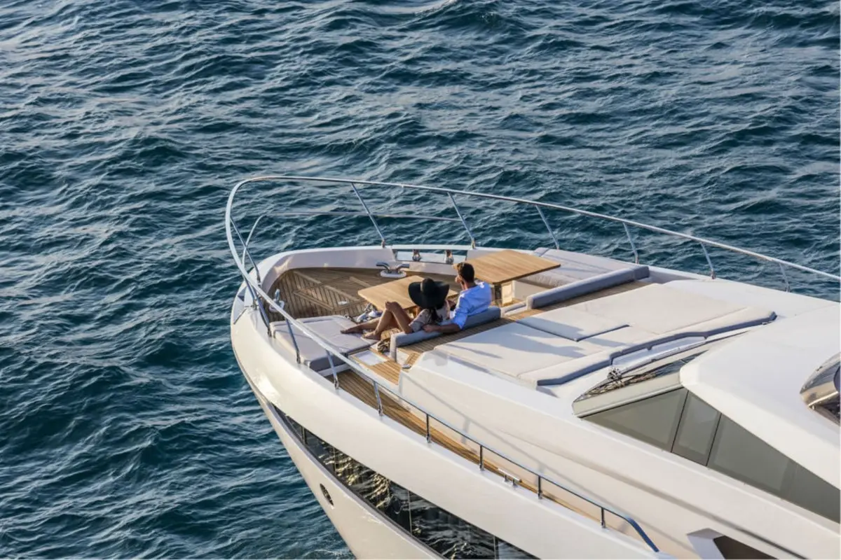 Ferretti 920, cubierta principal — Alquiler De Yates Barcelona, Barcelona. Veintiocho metros para recorrer la costa sin prisas