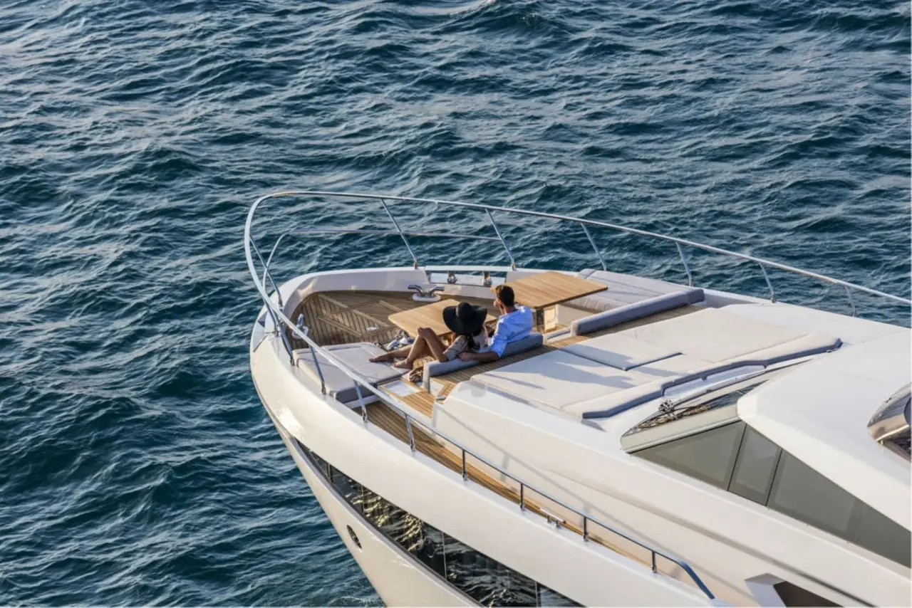 Ferretti 920, cubierta principal — Alquiler De Yates Barcelona, Barcelona. Veintiocho metros para recorrer la costa sin prisas