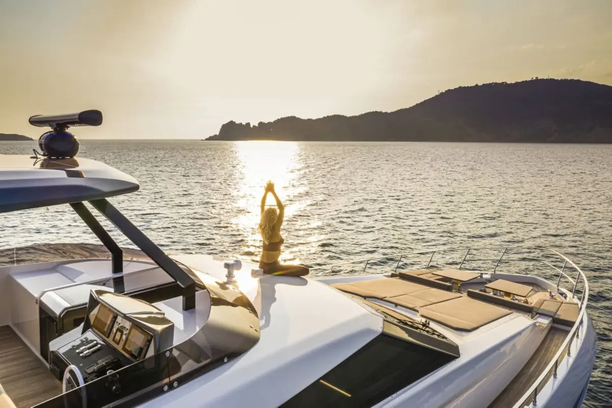 Ferretti 920, cubierta de popa — Alquiler De Yates Barcelona, Barcelona. Veintiocho metros para recorrer la costa sin prisas