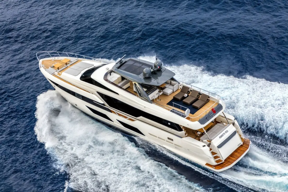 Ferretti 920, camarote principal — Alquiler De Yates Barcelona, Barcelona. Veintiocho metros para recorrer la costa sin prisas
