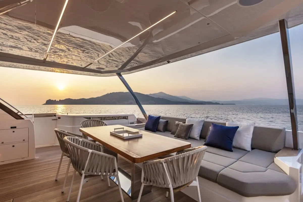 Ferretti 920, flybridge — Alquiler De Yates Barcelona, Barcelona. Veintiocho metros para recorrer la costa sin prisas