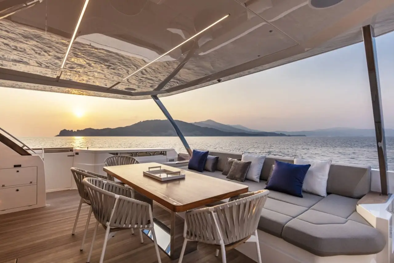 Ferretti 920, flybridge — Alquiler De Yates Barcelona, Barcelona. Veintiocho metros para recorrer la costa sin prisas