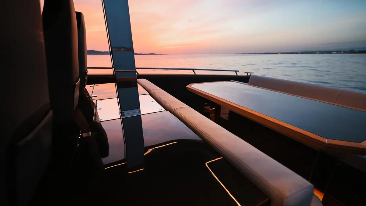 Forza 37, flybridge — Alquiler De Yates Barcelona, Barcelona. Un día rápido y abierto frente a la costa
