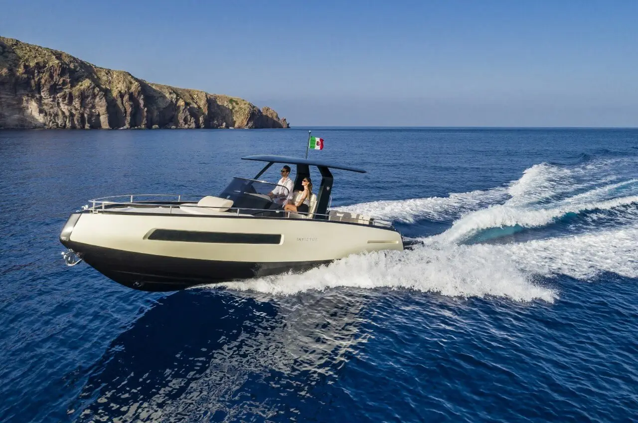 Invictus 280 GT, exterior — Alquiler De Yates Barcelona, Barcelona. Agilidad compacta para un atardecer corto en la bahía