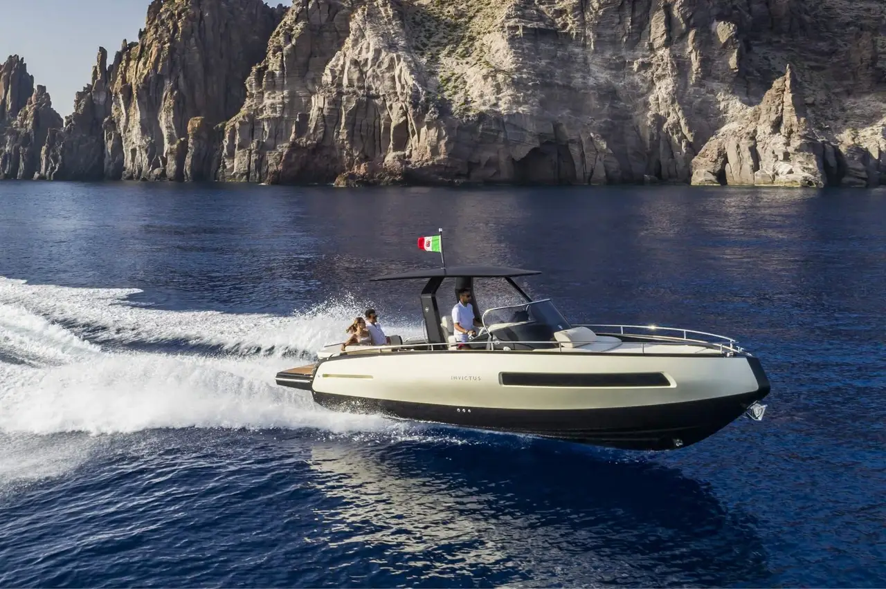 Invictus 280 GT, cubierta principal — Alquiler De Yates Barcelona, Barcelona. Agilidad compacta para un atardecer corto en la bahía