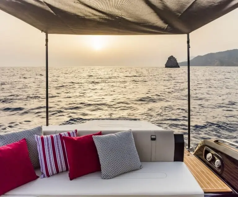 Invictus 280 GT, cubierta de popa — Alquiler De Yates Barcelona, Barcelona. Agilidad compacta para un atardecer corto en la bahía