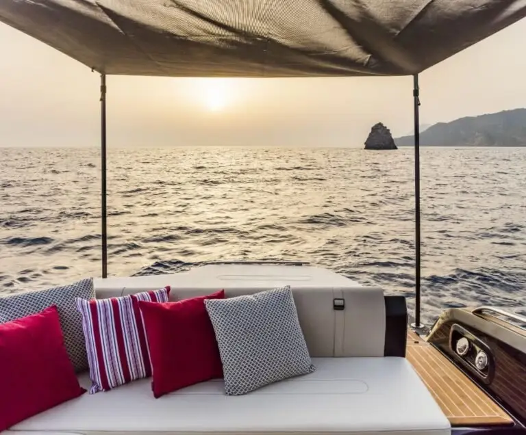 Invictus 280 GT, cubierta de popa — Alquiler De Yates Barcelona, Barcelona. Agilidad compacta para un atardecer corto en la bahía