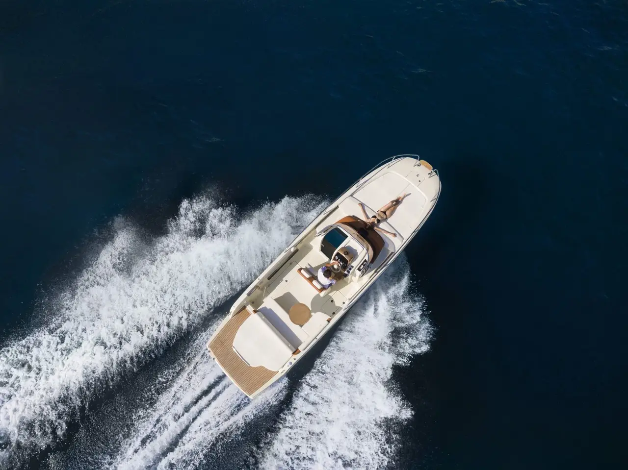Invictus 280, exterior — Alquiler De Yates Barcelona, Barcelona. Agilidad de lancha para escapadas cortas a Sitges