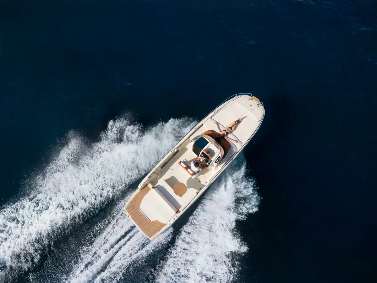 Invictus 280, cubierta principal — Alquiler De Yates Barcelona, Barcelona. Agilidad de lancha para escapadas cortas a Sitges
