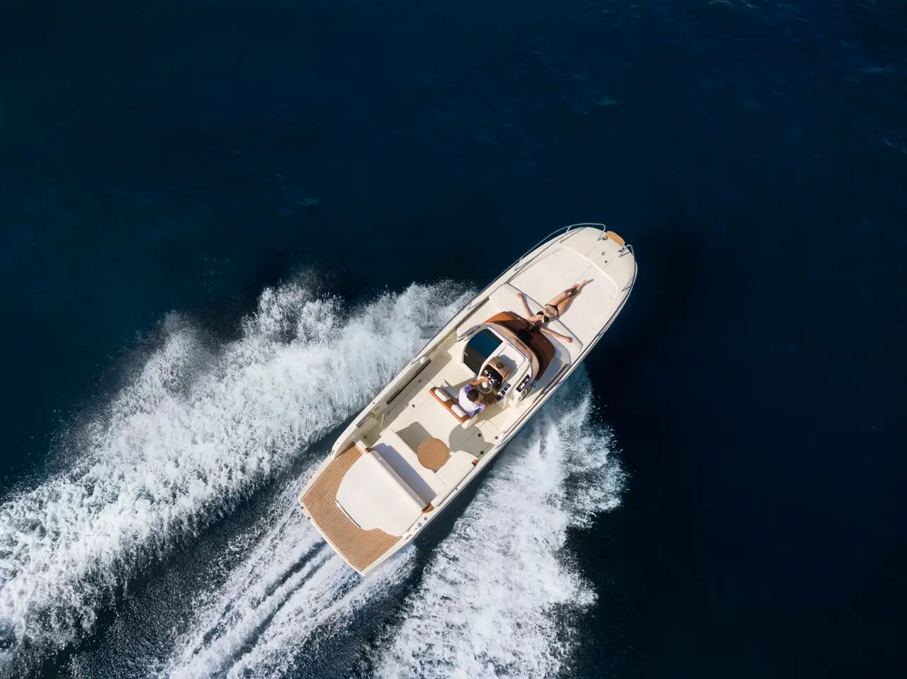 Invictus 280, cubierta principal — Alquiler De Yates Barcelona, Barcelona. Agilidad de lancha para escapadas cortas a Sitges