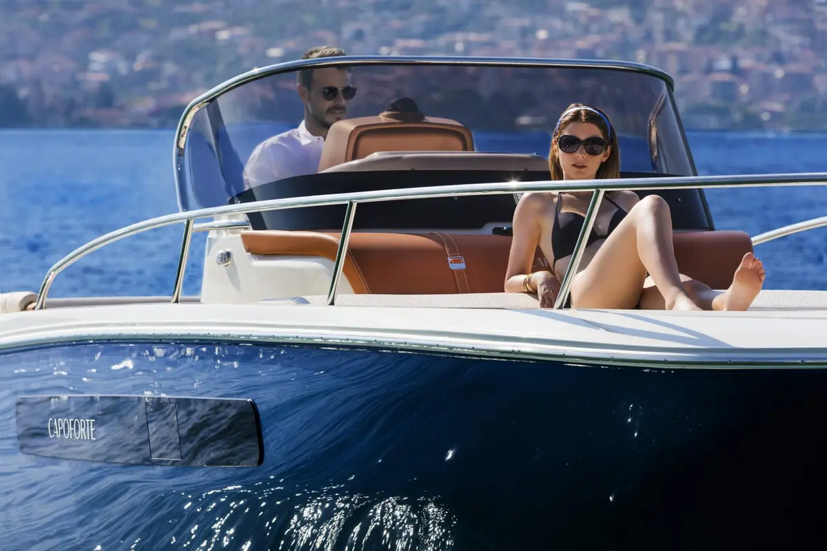 Invictus 280, cubierta de popa — Alquiler De Yates Barcelona, Barcelona. Agilidad de lancha para escapadas cortas a Sitges