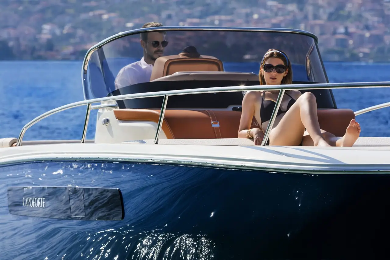 Invictus 280, cubierta de popa — Alquiler De Yates Barcelona, Barcelona. Agilidad de lancha para escapadas cortas a Sitges