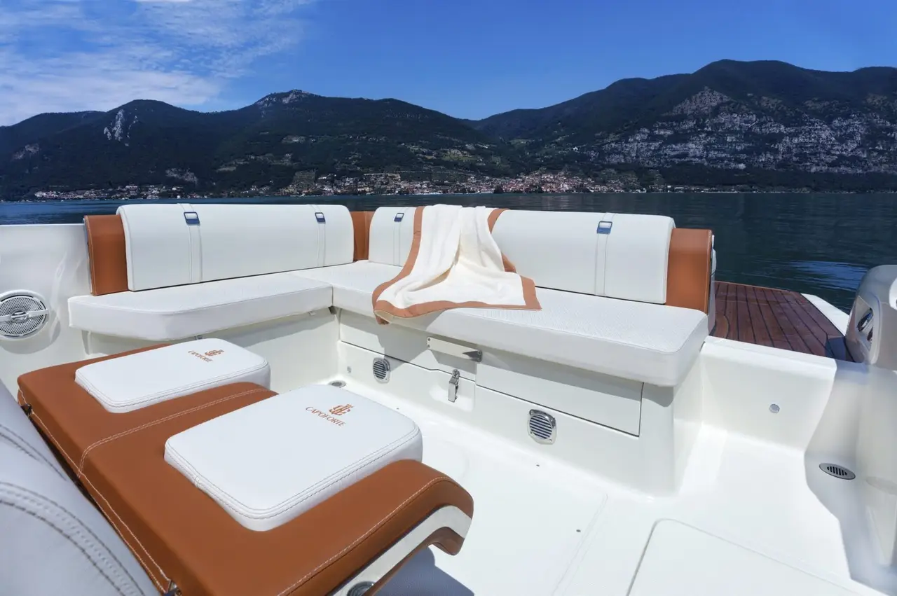 Invictus 280, camarote principal — Alquiler De Yates Barcelona, Barcelona. Agilidad de lancha para escapadas cortas a Sitges