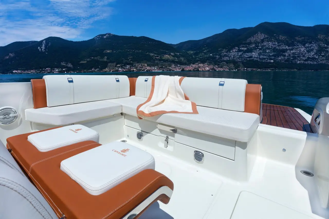 Invictus 280, flybridge — Alquiler De Yates Barcelona, Barcelona. Agilidad de lancha para escapadas cortas a Sitges