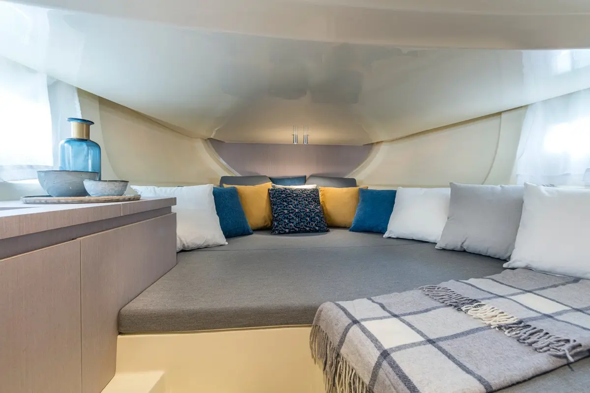 Invictus 280, exterior — Alquiler De Yates Barcelona, Barcelona. Agilidad de lancha para escapadas cortas a Sitges