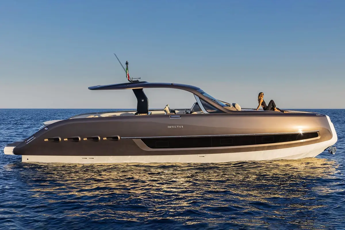 Invictus 460 — Alquiler De Yates Barcelona, Barcelona. Rumbo a Sitges con la proa abierta al mar