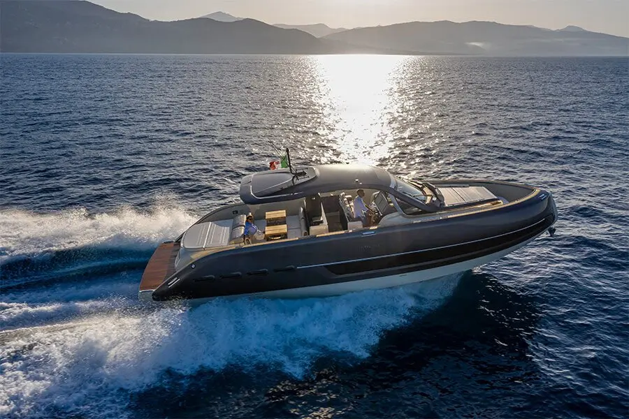 Invictus 460, exterior — Alquiler De Yates Barcelona, Barcelona. Rumbo a Sitges con la proa abierta al mar