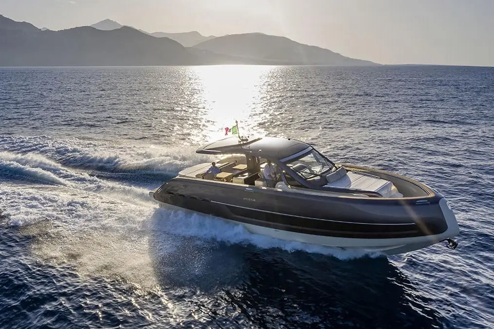 Invictus 460, cubierta principal — Alquiler De Yates Barcelona, Barcelona. Rumbo a Sitges con la proa abierta al mar