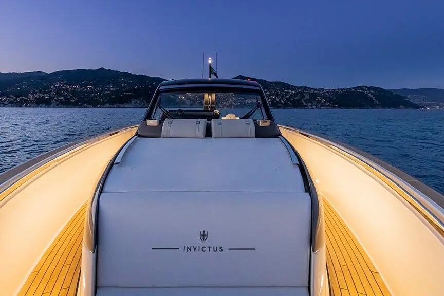 Invictus 460, cubierta de popa — Alquiler De Yates Barcelona, Barcelona. Rumbo a Sitges con la proa abierta al mar