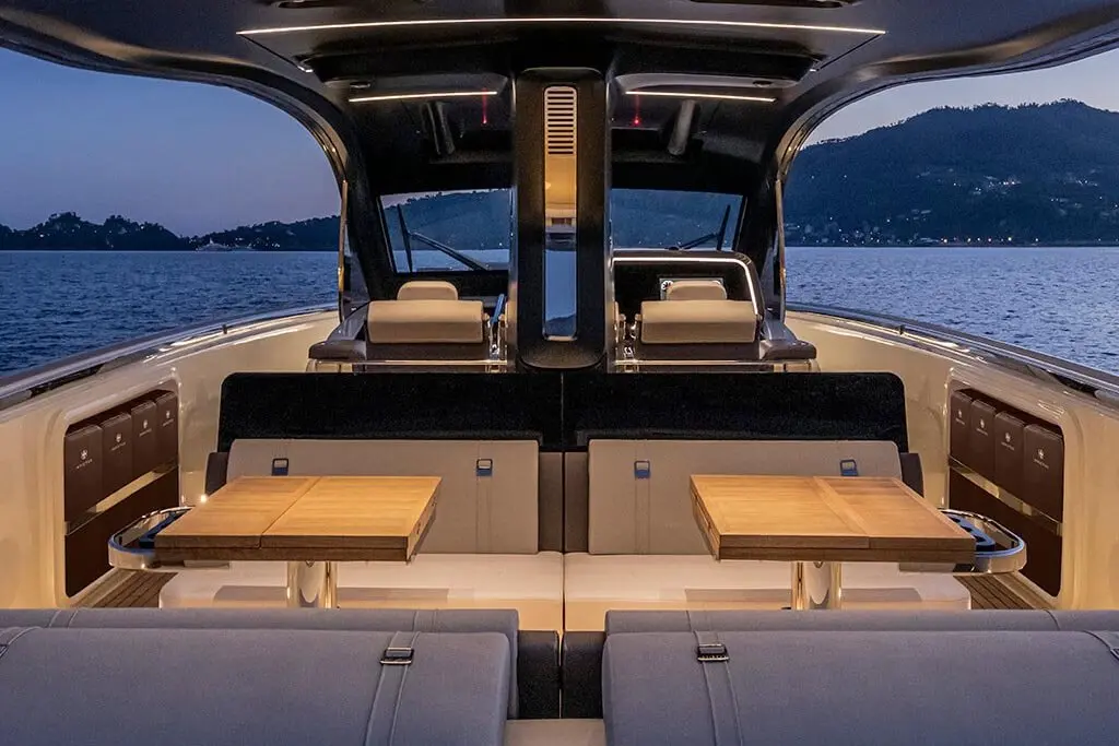 Invictus 460, salón — Alquiler De Yates Barcelona, Barcelona. Rumbo a Sitges con la proa abierta al mar