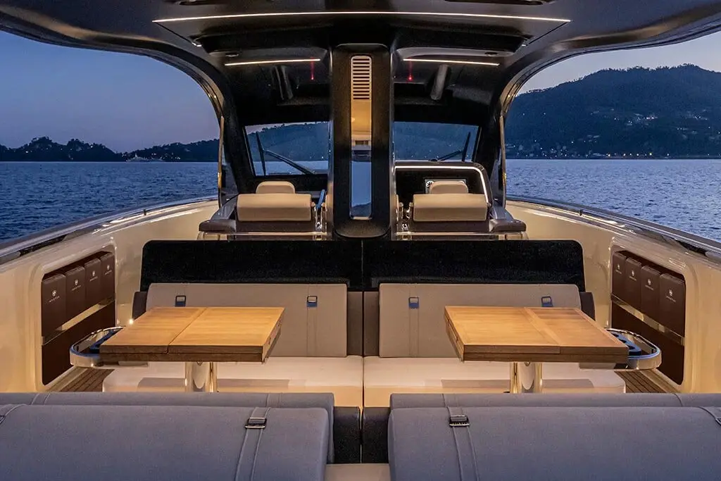 Invictus 460, salón — Alquiler De Yates Barcelona, Barcelona. Rumbo a Sitges con la proa abierta al mar