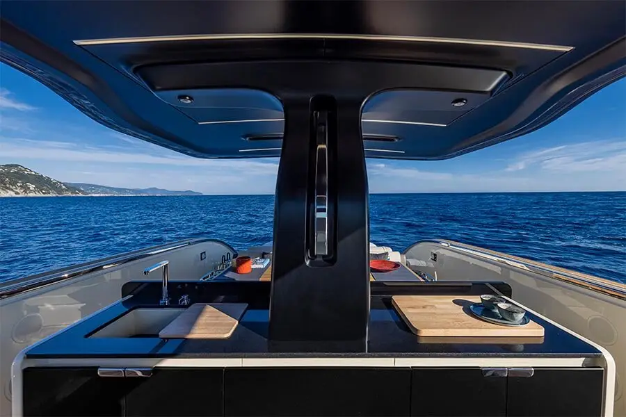 Invictus 460, camarote principal — Alquiler De Yates Barcelona, Barcelona. Rumbo a Sitges con la proa abierta al mar