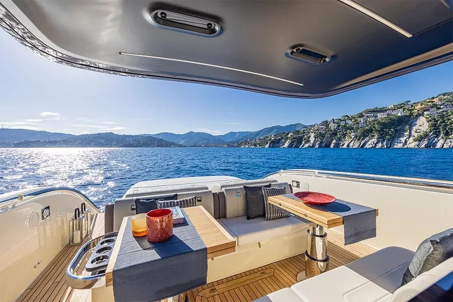 Invictus 460, flybridge — Alquiler De Yates Barcelona, Barcelona. Rumbo a Sitges con la proa abierta al mar