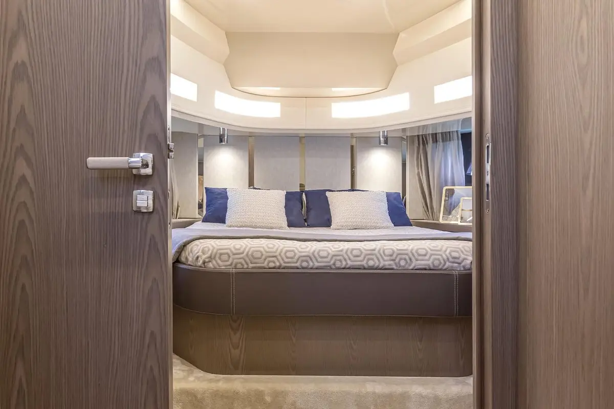 Invictus 460, exterior — Alquiler De Yates Barcelona, Barcelona. Rumbo a Sitges con la proa abierta al mar