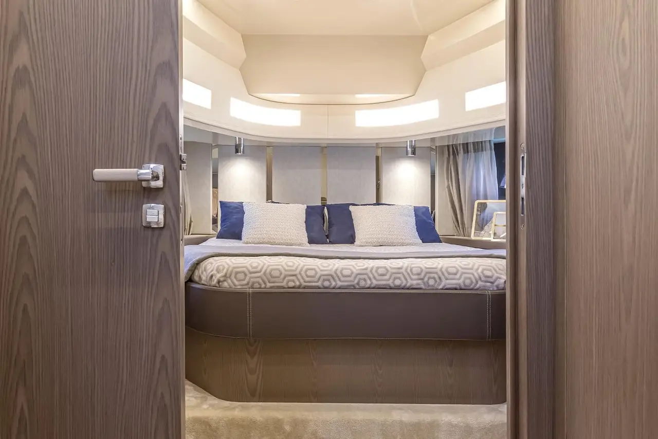 Invictus 460, exterior — Alquiler De Yates Barcelona, Barcelona. Rumbo a Sitges con la proa abierta al mar