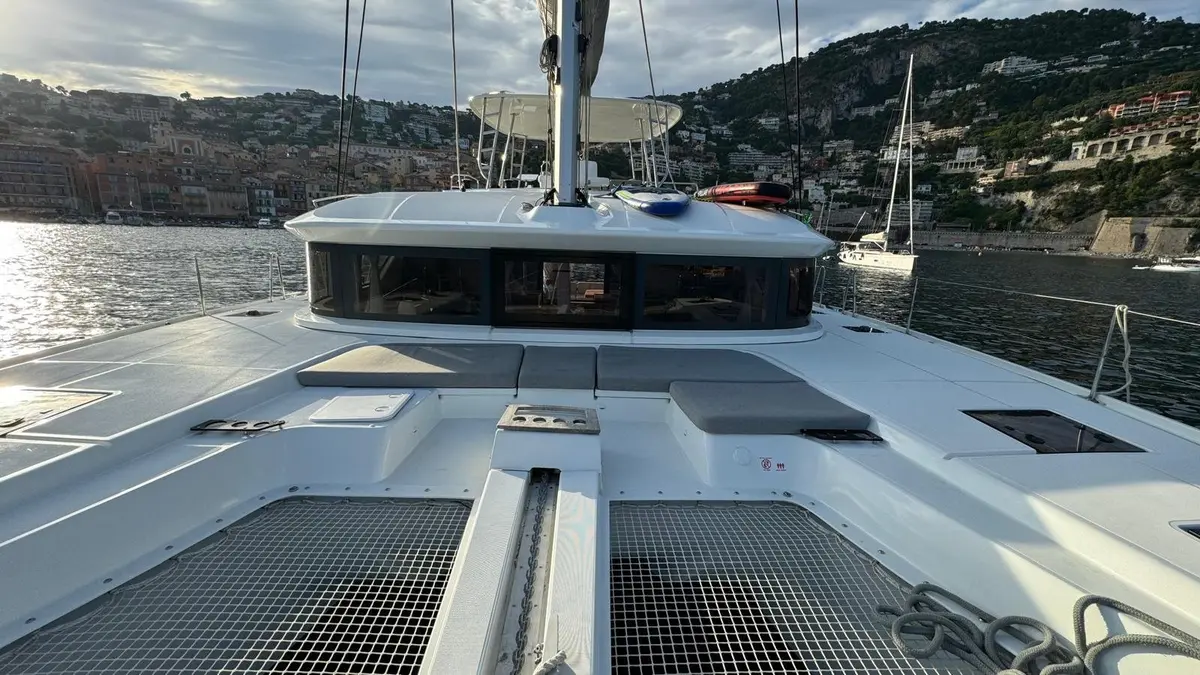 Lagoon 5.1, exterior — Alquiler De Yates Barcelona, Barcelona. Catamarán amplio para días de grupo en la bahía