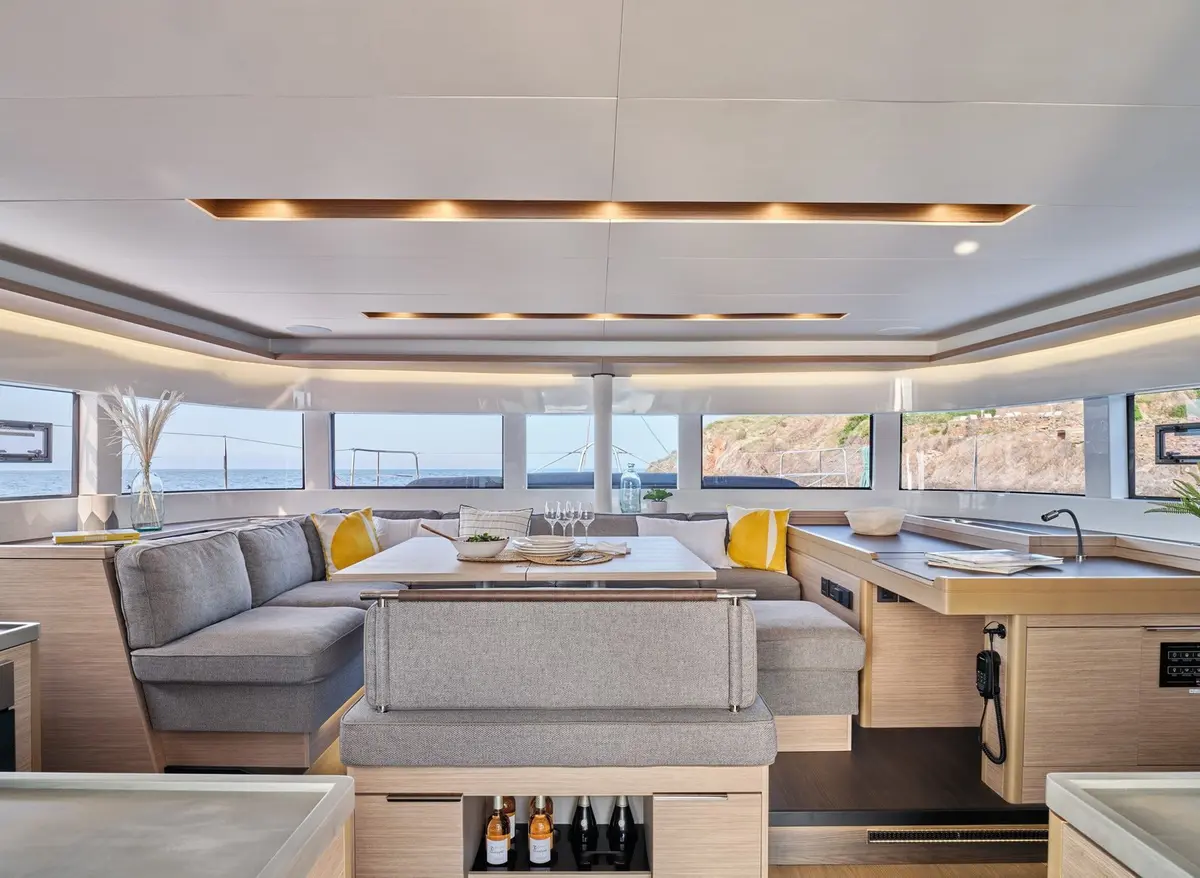 Lagoon 5.1, flybridge — Alquiler De Yates Barcelona, Barcelona. Catamarán amplio para días de grupo en la bahía