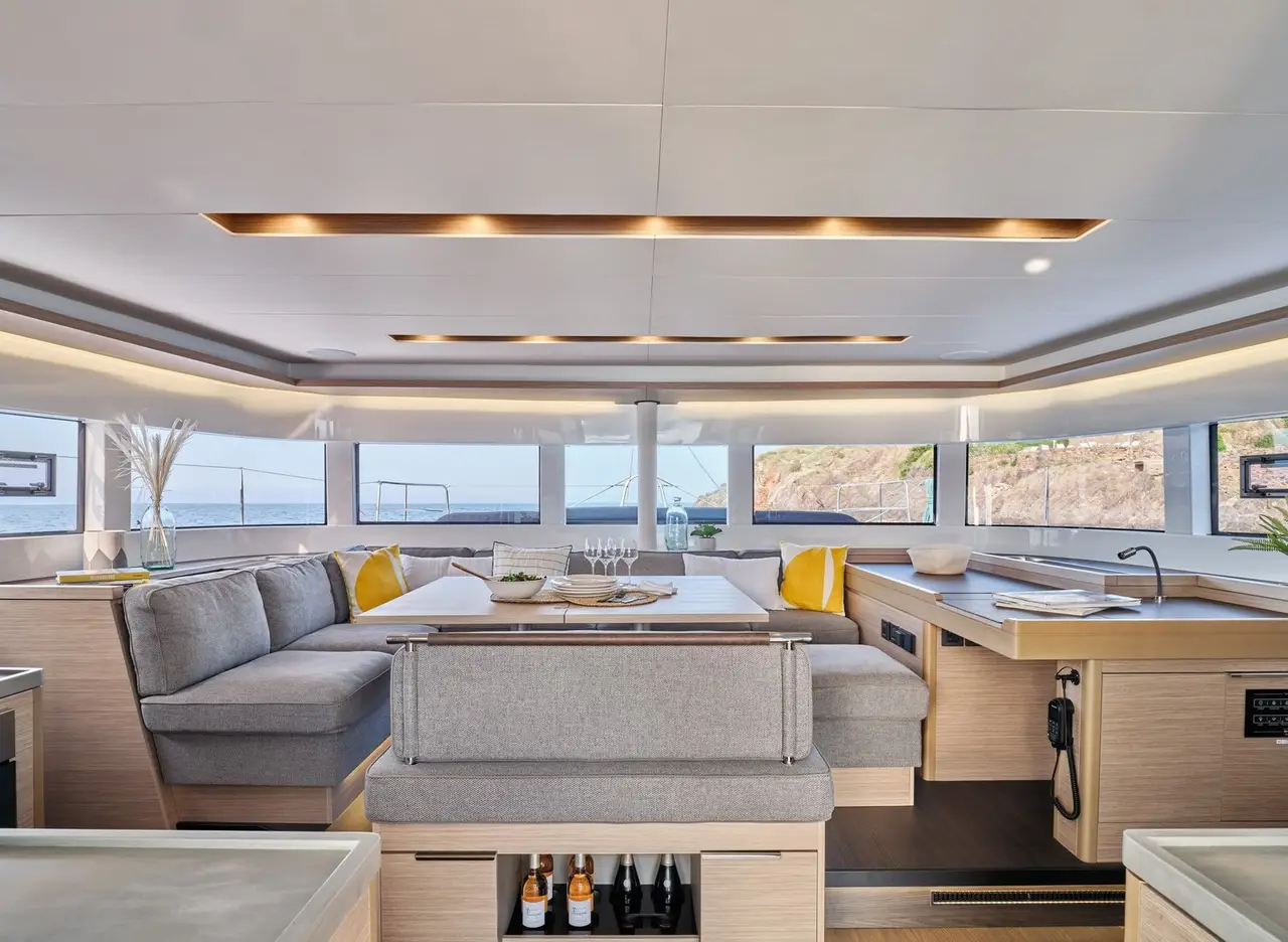 Lagoon 5.1, flybridge — Alquiler De Yates Barcelona, Barcelona. Catamarán amplio para días de grupo en la bahía