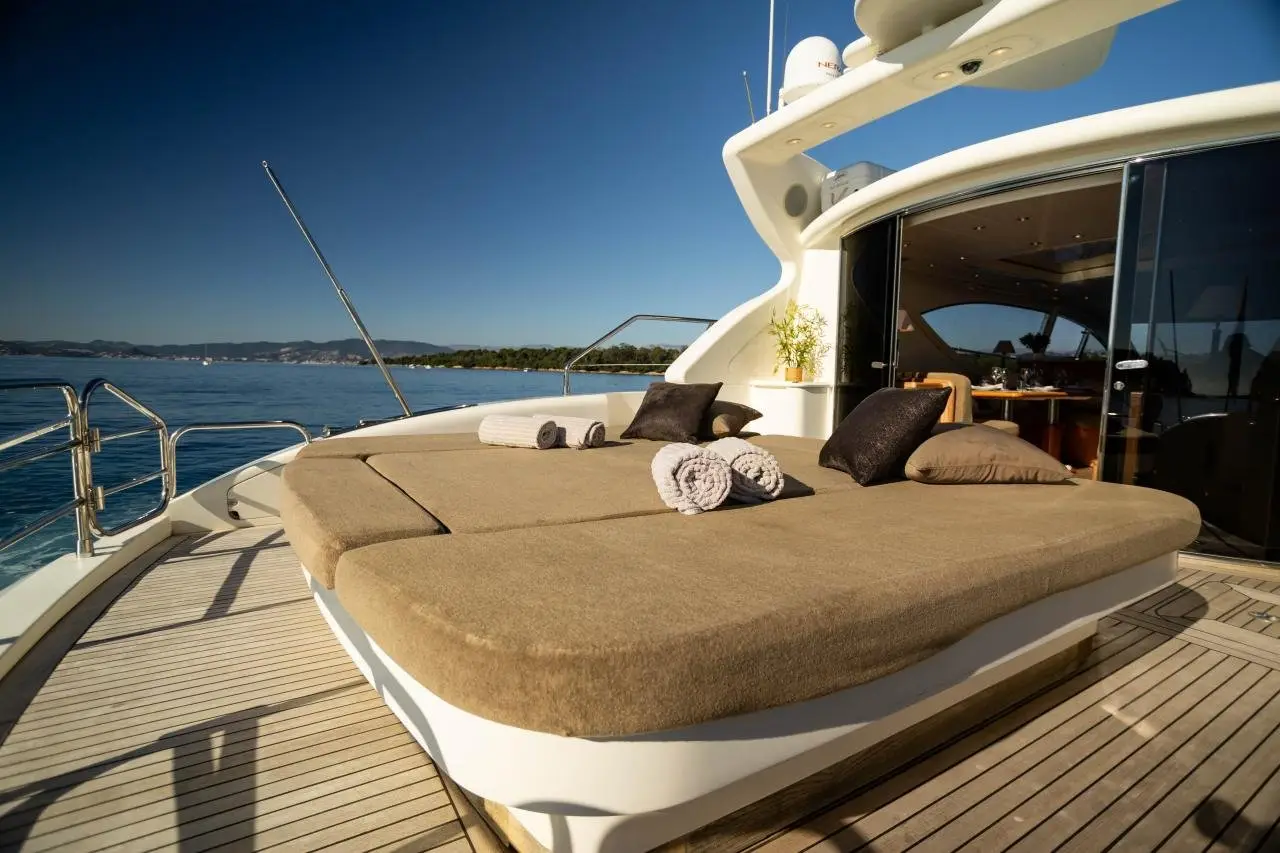 Leopard 24, flybridge — Alquiler De Yates Barcelona, Barcelona. Tres cabinas y cubierta abierta para días en Sitges