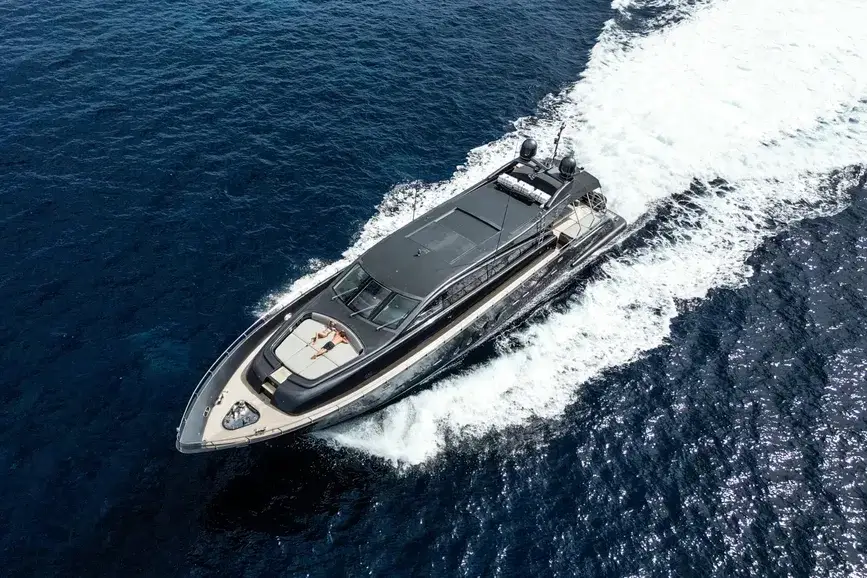 Leopard 31, exterior — Alquiler De Yates Barcelona, Barcelona. Cuatro camarotes y cubiertas amplias camino de Sitges