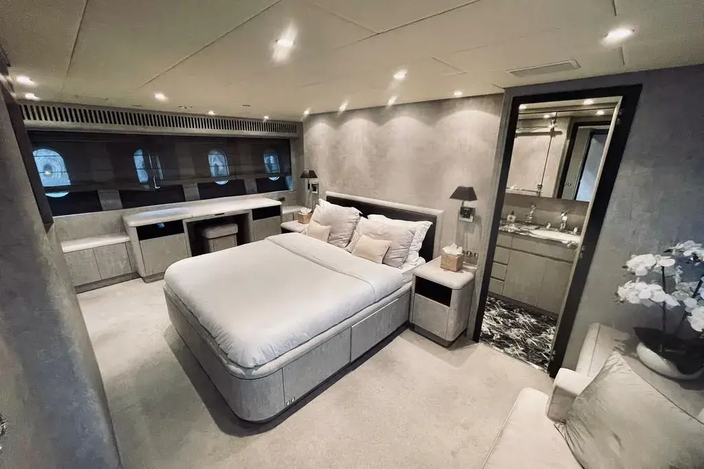 Leopard 31, salón — Alquiler De Yates Barcelona, Barcelona. Cuatro camarotes y cubiertas amplias camino de Sitges