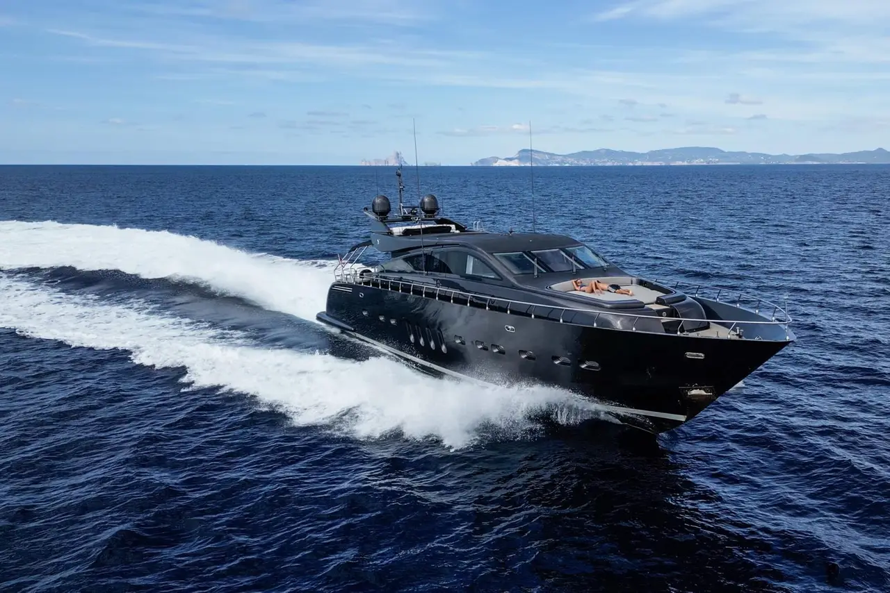 Leopard 31, camarote principal — Alquiler De Yates Barcelona, Barcelona. Cuatro camarotes y cubiertas amplias camino de Sitges
