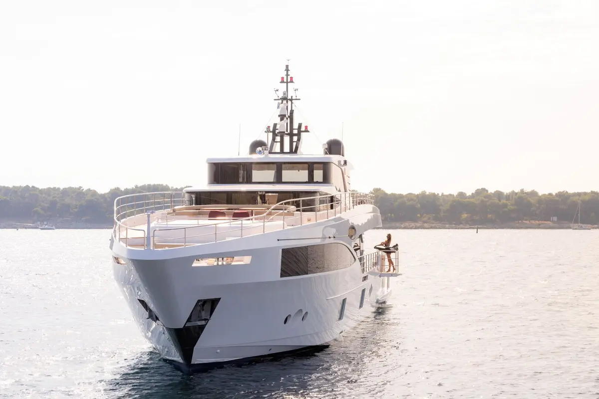 Majesty 100 — Alquiler De Yates Barcelona, Barcelona. Cinco camarotes y cubierta amplia para días en Sitges