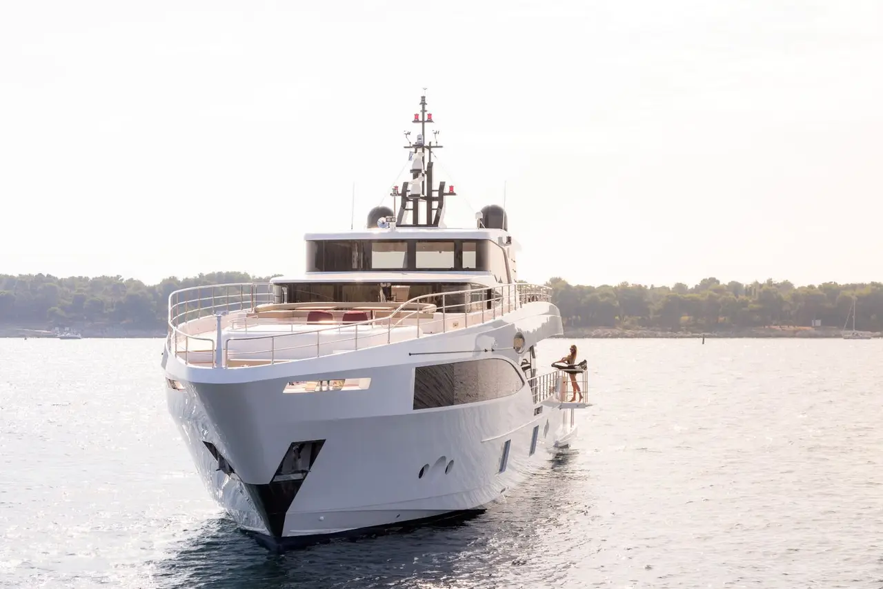 Majesty 100 — Alquiler De Yates Barcelona, Barcelona. Cinco camarotes y cubierta amplia para días en Sitges