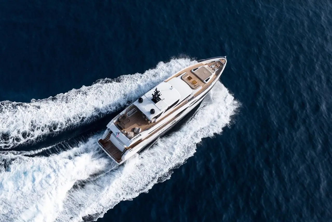 Majesty 100, exterior — Alquiler De Yates Barcelona, Barcelona. Cinco camarotes y cubierta amplia para días en Sitges