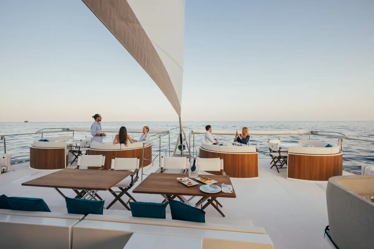 Manana Yacht, cubierta de popa — Alquiler De Yates Barcelona, Barcelona. Cubierta amplia para grupos numerosos frente al Port Olímpic