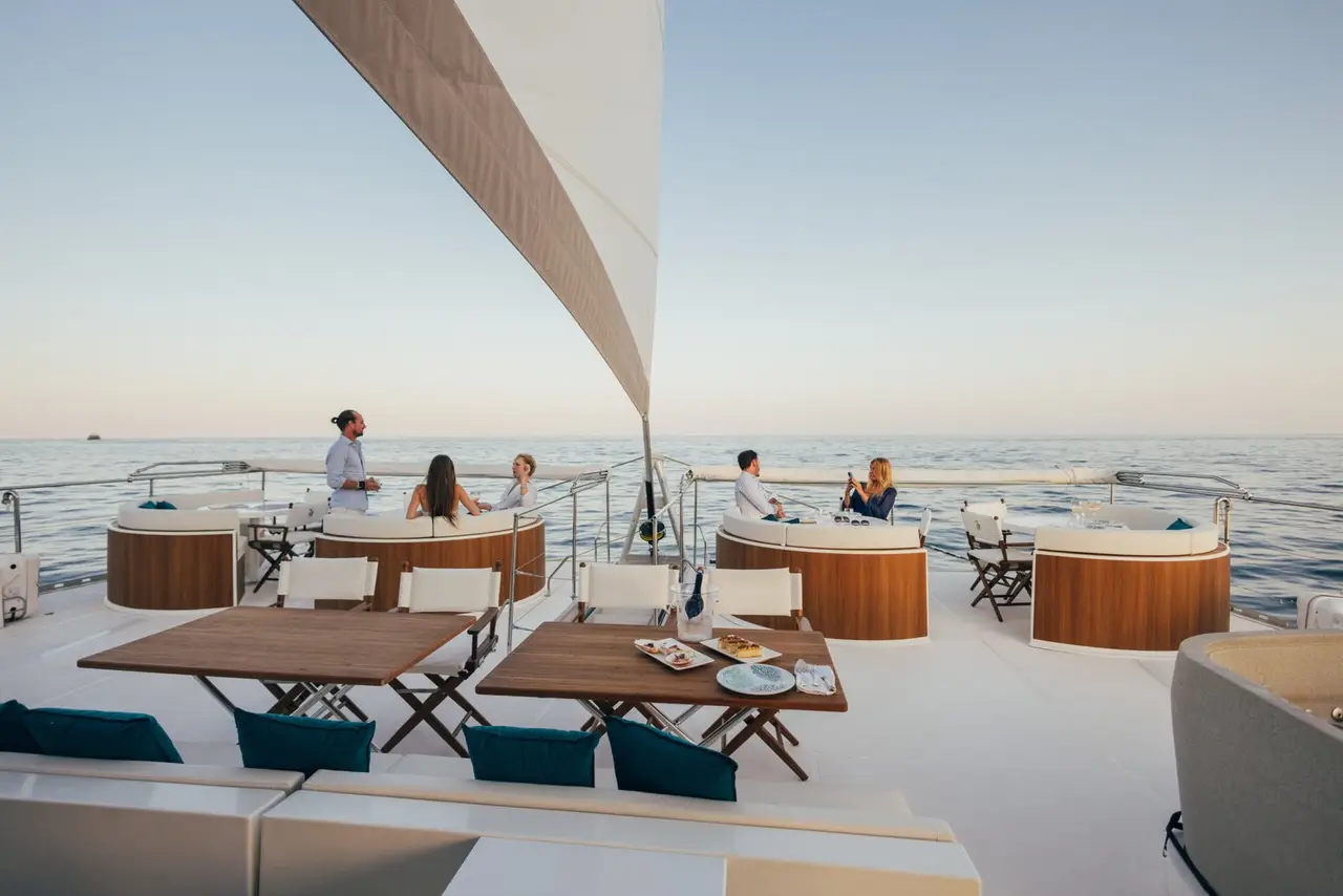 Manana Yacht, cubierta de popa — Alquiler De Yates Barcelona, Barcelona. Cubierta amplia para grupos numerosos frente al Port Olímpic